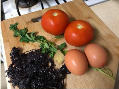 This image displays ingredients for Tomato Egg Drop Soup (tomatoes, eggs, seaweed, etc.)